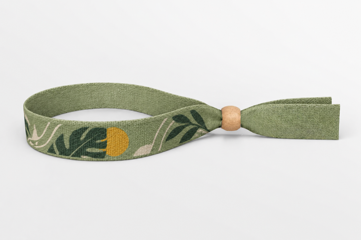 Groen bamboe stoffen polsbandje met bladprint en houten sluiting
