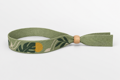 Groen bamboe stoffen polsbandje met bladprint en houten sluiting