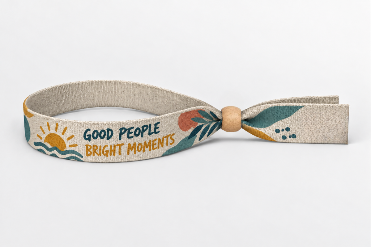 Beige bamboe stoffen polsbandje met kleurrijke print en houten sluiting