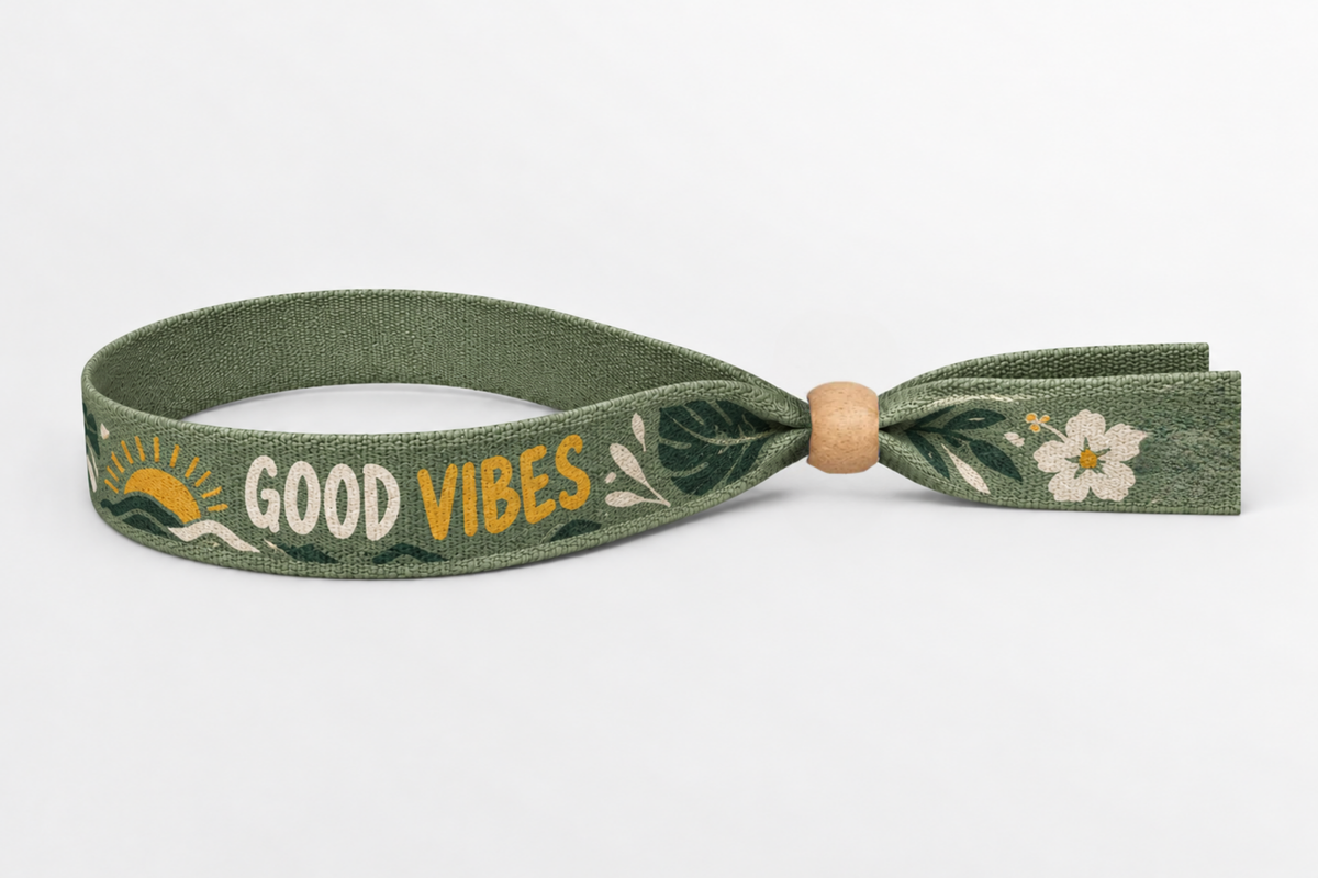 Groen bamboe stoffen polsbandje met Good Vibes-print en houten sluiting