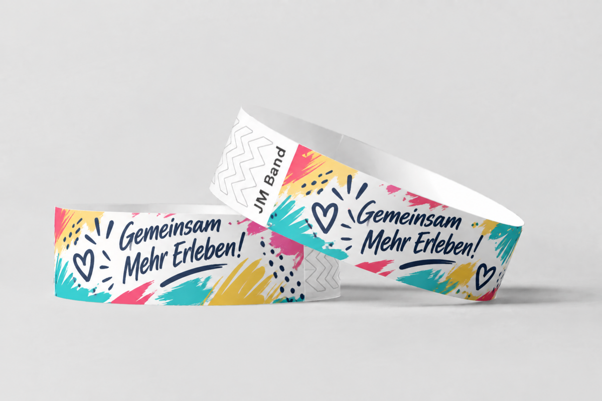 Twee papieren polsbandjes met kleurrijke handlettering-print