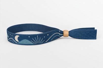 Marineblauw katoenen polsbandje met bedrukt maan- en golfontwerp
