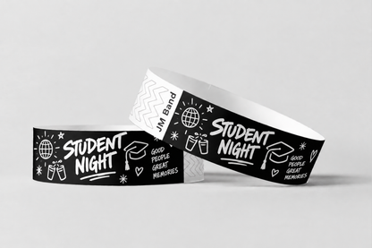 Twee zwarte papieren polsbandjes met witte opdruk voor een studentenavond