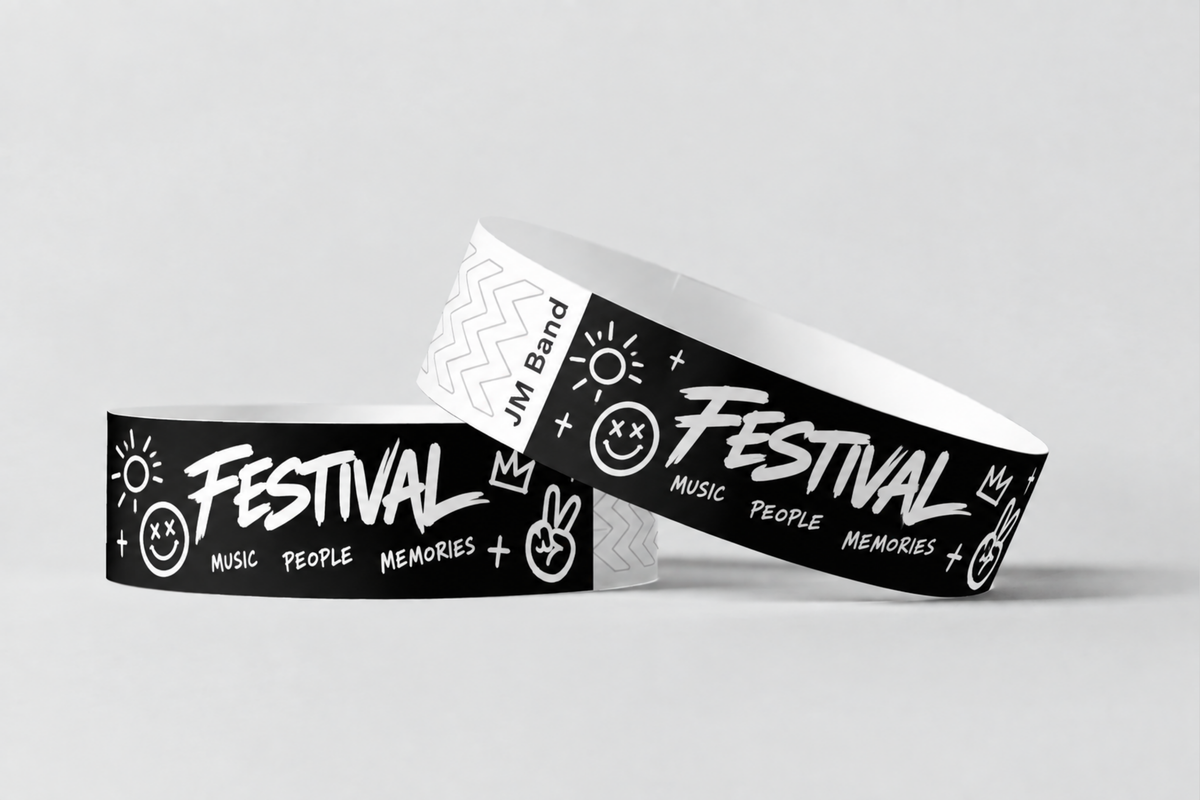 Twee zwarte papieren polsbandjes met witte festivalopdruk