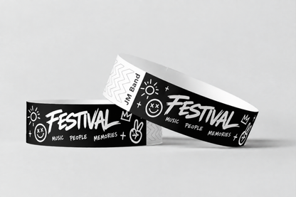 Twee zwarte papieren polsbandjes met witte festivalopdruk