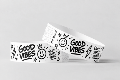 Twee witte papieren polsbandjes met zwart bedrukt doodle-ontwerp