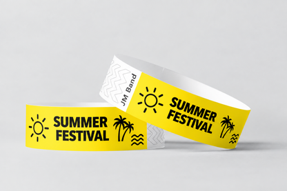 Twee gele papieren polsbandjes bedrukt met zomerfestivalontwerp