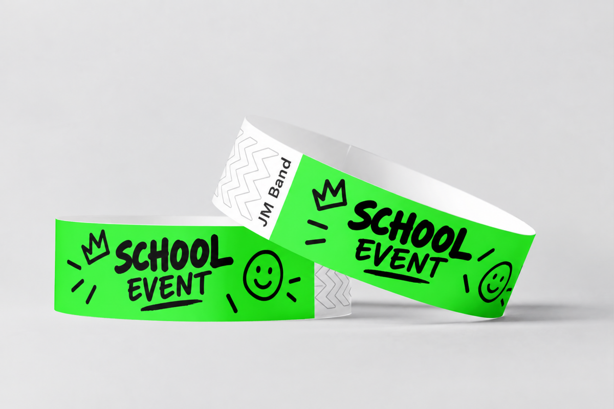 Twee neongroene papieren polsbandjes bedrukt voor een schoolevenement