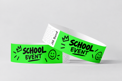 Twee neongroene papieren polsbandjes bedrukt voor een schoolevenement