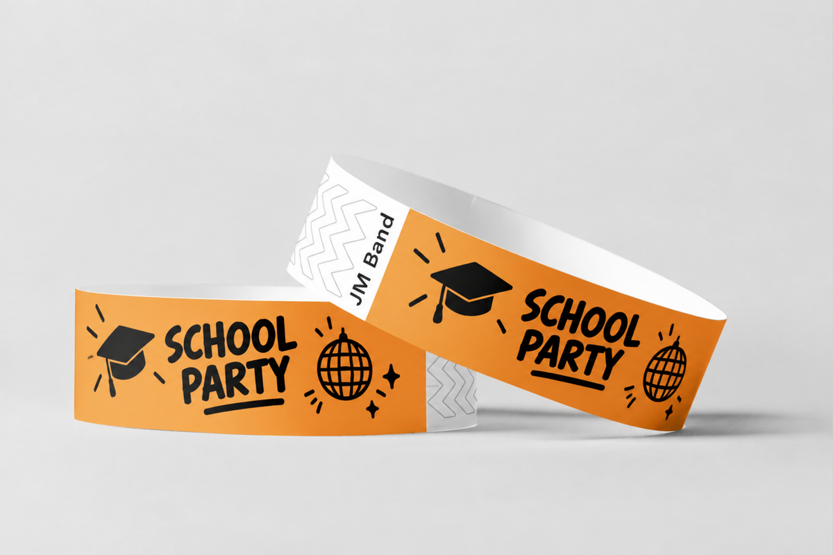 Twee oranje papieren polsbandjes bedrukt voor een schoolfeest