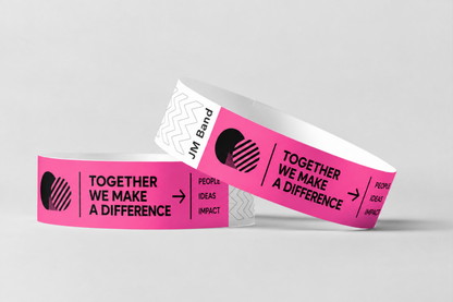 Twee roze papieren polsbandjes met zwart bedrukte evenemententekst