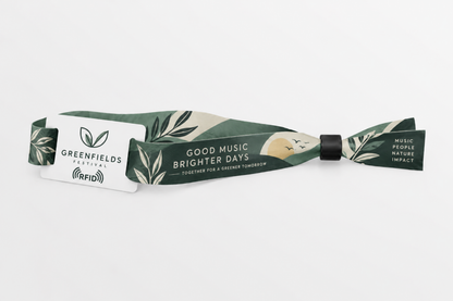 RFID-polsbandje van rPET-stof met groene botanische print en witte RFID-tag