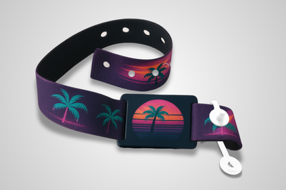 Een foto van een kleurrijke stoffen armband met een drukknoopsluiting en RFID-technologie.
