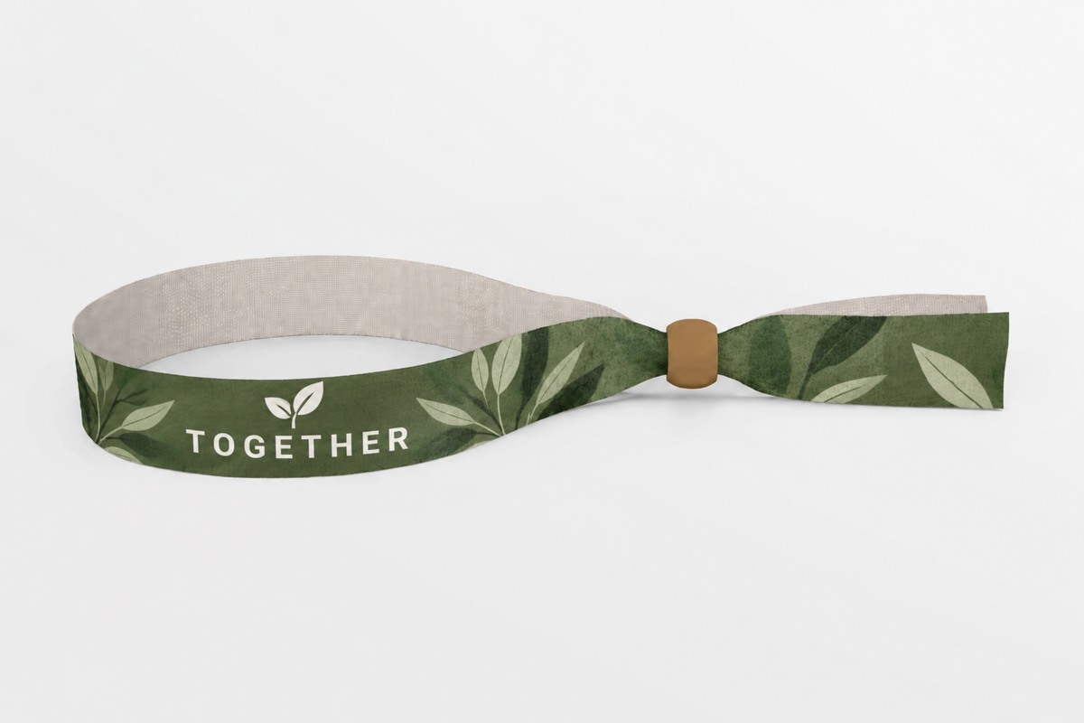 Olijfgroen rPET stoffen polsbandje met bladprint en houten sluiting